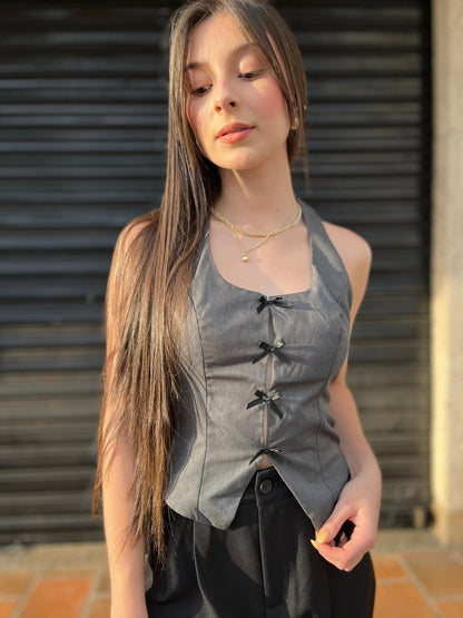 Chaleco al cuello con lazos frontales gris