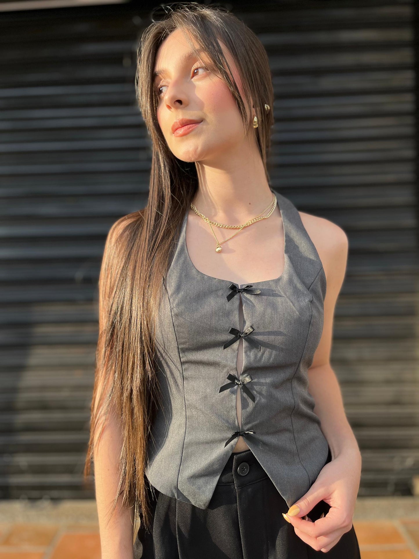 Chaleco al cuello con lazos frontales gris