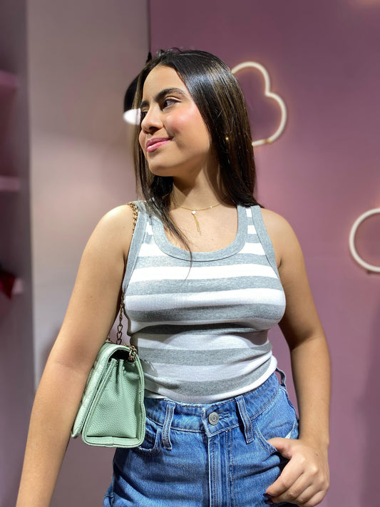 Top básico de rayas grises y blancas