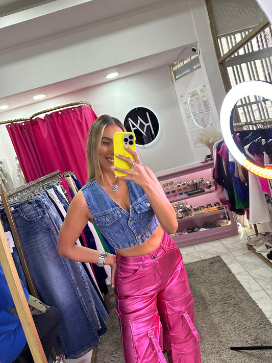 Pantalón cargo de cuerina brillante fucsia
