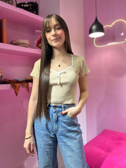 Top beige de bordes y lazo blanco acanalado