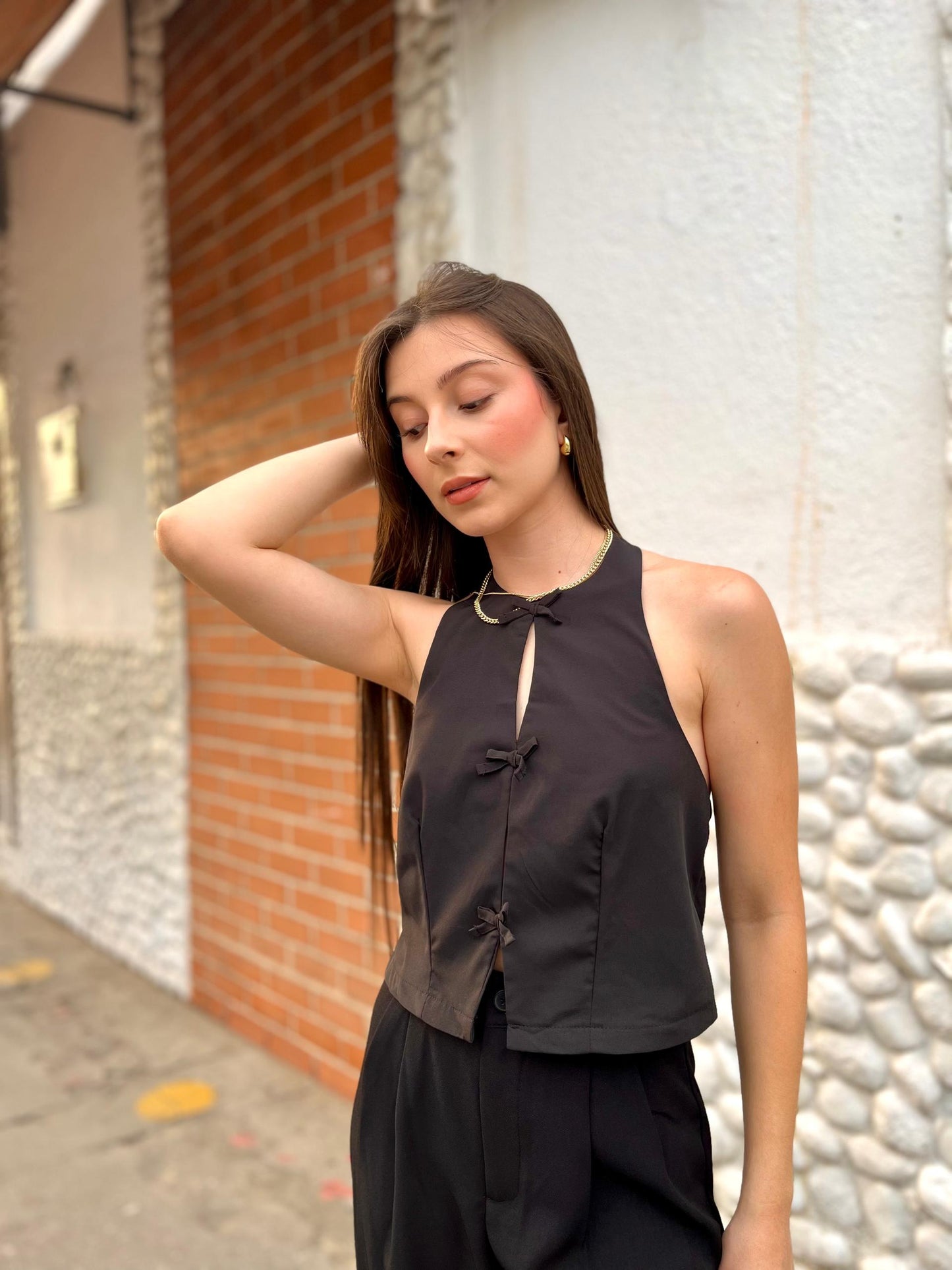 Chaleco halter de espalda descubierta y lazos frontales negro